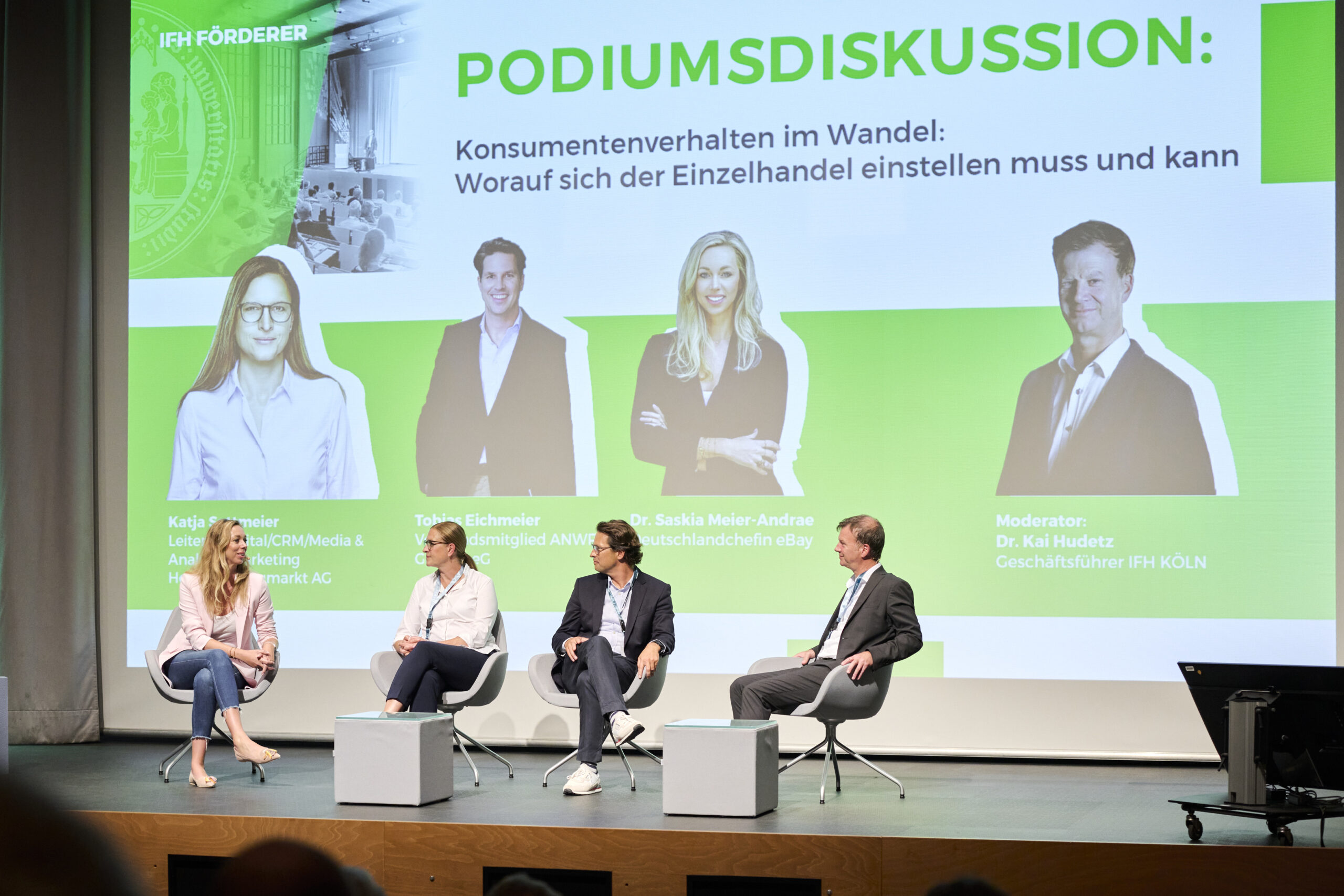 Foto der Podiumsdiskussion bei der Faszination Handel 2024