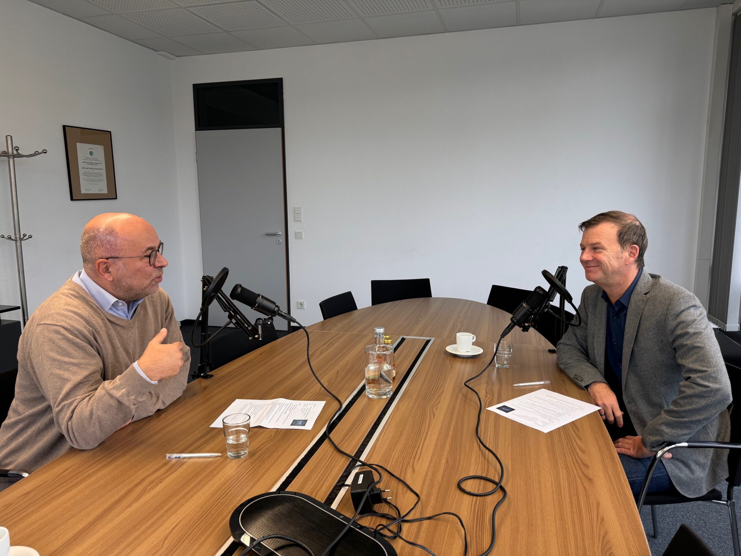 Dr. Kai Hudetz und Prof. Dr. Stephan Rüschen bei der Aufzeichnung der HandelBar.